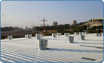 Installation of 60 rooftop fans for ventilating a production hall in the food industry