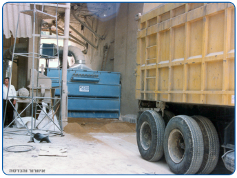 Vacuum and particle filtration system from a mineral dust receiving pit