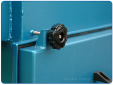 Quick and simple opening mechanism for the filter compartments