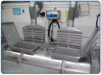 Slot-type suction hood for extracting from 25 kg bag unloaders
