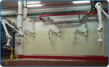 Vacuum arm system for sack unloading stations in the food industry
