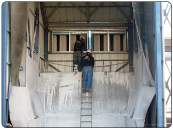 Replacing wall filters for filtering airborne particles from the reception pit