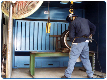Screening wall for grinding processes